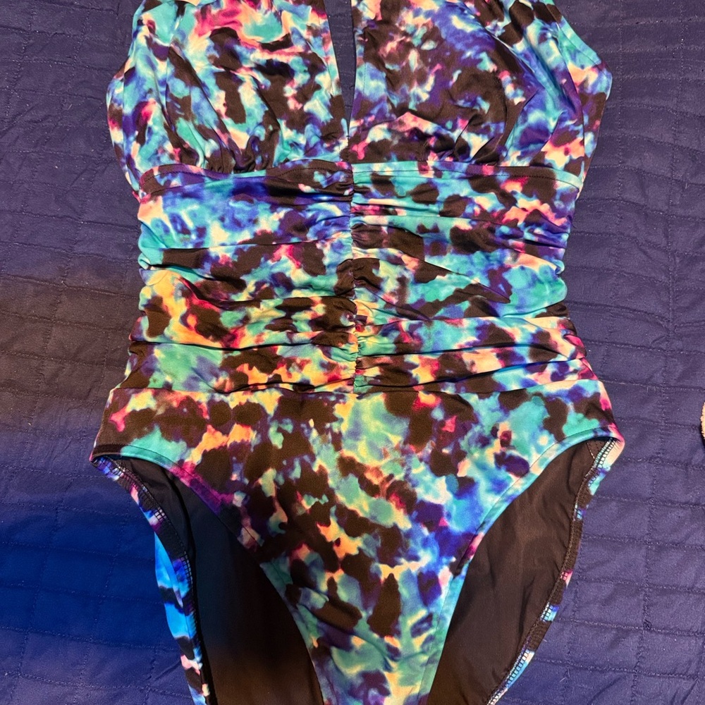 Beautiful Keyhole Magic suit by Miraclesuit sz8. - Picture 5 of 6